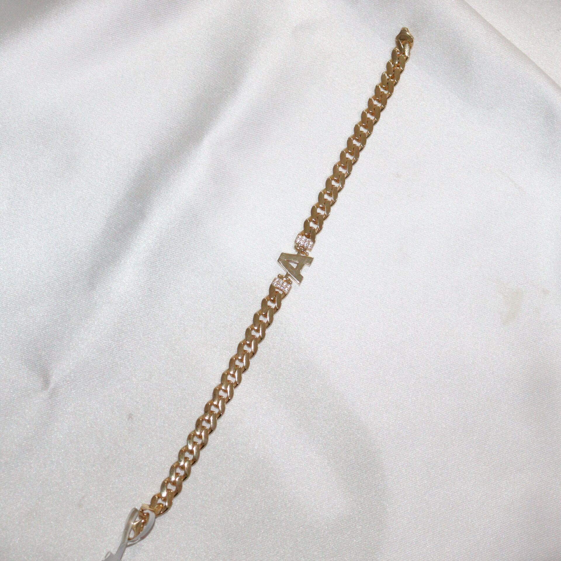 'A' HARFLİ BİLEKLİK