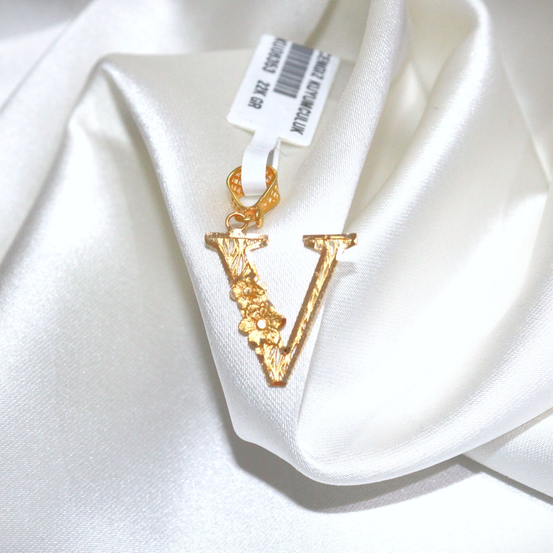 'V' HARFLİ KOLYE UCU